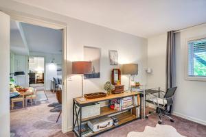 波特兰3 Mi to Downtown Portland Lush Flat with Fire Pit的带书桌和椅子的客厅