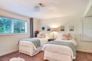 3 Mi to Downtown Portland Lush Flat with Fire Pit客房内的一张或多张床位