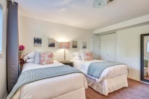 3 Mi to Downtown Portland Lush Flat with Fire Pit客房内的一张或多张床位