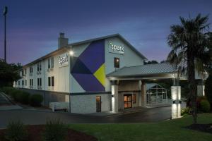 ein Hotel mit einem Gebäude mit einem farbenfrohen in der Unterkunft Spark by Hilton Atlanta Cumberland Ballpark in Atlanta