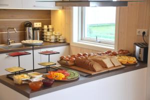 bufet z jedzeniem na ladzie w kuchni w obiekcie Miðhraun - Lava resort w mieście Midhraun