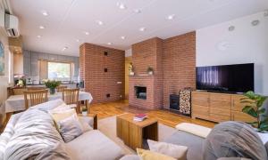 Μια τηλεόραση ή/και κέντρο ψυχαγωγίας στο House for best weekend