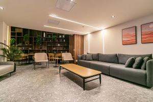 un soggiorno con divano e tavolo di Novo e Rústico Studio no Centro/Sauna - RJ/ a Rio de Janeiro