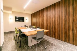 uma sala de conferências com uma parede de madeira em Novo e Rústico Studio no Centro/Sauna - RJ/ no Rio de Janeiro