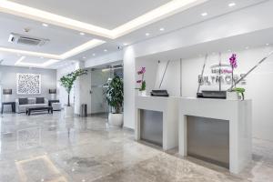 a lobby with a reception desk in a building at Hotel Biltmore in Guatemala