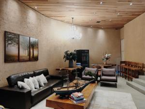 sala de estar con sofá y mesa en Hotel Veneza, en Itabuna