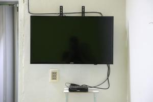 Una televisión o centro de entretenimiento en Oasis Isabel1