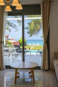 Fotografie z fotogalerie ubytování Aura Beachfront Private Pool Villa v destinaci Kriopigi