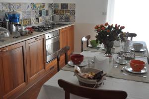 uma cozinha com uma mesa com uma toalha de mesa em Le stanze di Rebecca em Tor Vergata