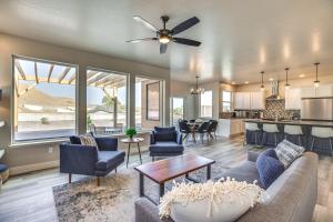 Area soggiorno di Luxe Living Grand Junction Home with Hot Tub, Views