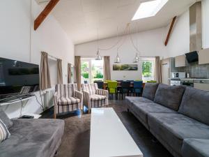 Het Grootenhuis في Olst: غرفة معيشة مع أريكة وطاولة