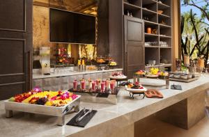 ein Buffet mit vielen verschiedenen Speisen auf der Theke in der Unterkunft The Canyon Suites at The Phoenician, a Luxury Collection Resort, Scottsdale in Scottsdale