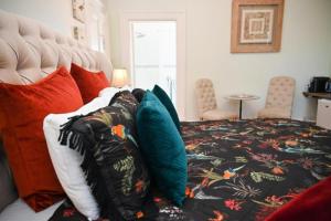 Säng eller sängar i ett rum på Deck Quarters - All Rooms