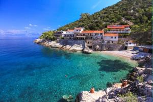 grupa ludzi na plaży w wodzie w obiekcie Seaside secluded apartments Cove Pobij, Hvar - 5633 w mieście Gdinj