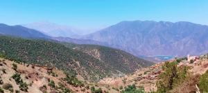 vistas a un valle de montaña con montañas en el fondo en Dar Imoughlad en Marrakech