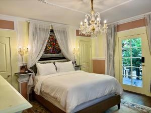 um quarto com uma cama grande e um lustre em Hollywood Home em Los Angeles