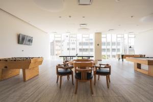 Habitación grande con mesas y billar en Isolda Suites Vistas del Bosque, en Ciudad de México