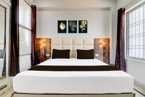 Кровать или кровати в номере Collection O Hotel Gold Inn