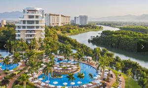 une vue aérienne d'une station balnéaire avec une rivière dans l'établissement Marina Nuevo Vallarta, à Puerto Vallarta