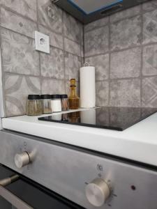 cocina con encimera y estante en Aeolus Apartment I, en Galaxidhion
