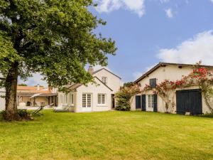a white house with a tree and a yard at Maison de charme avec jardin près de Nantes, 4 chambres, wifi, équipements bébé et babyfoot - FR-1-306-1272 in Le Bignon