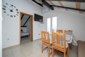Un comedor con una mesa y dos sillas. en Apartments with parking space Donji Karin, Novigrad - 22350, en Nadin