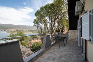 un balcón con vista al agua en Apartments with parking space Donji Karin, Novigrad - 22350, en Nadin