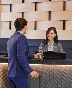 Gestir sem dvelja á Delta Hotels by Marriott Calgary Downtown