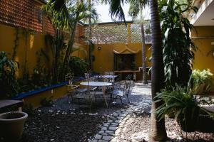 a patio with a table and chairs in a courtyard at Hotel Quetzalcóatl in Coatzacoalcos