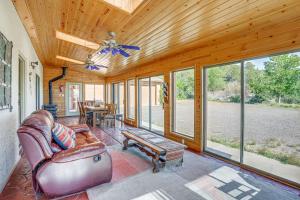 uma sala de estar com um sofá de couro e uma mesa em Pet-Friendly Mountaintop Retreat with Views and Sauna em Prescott Valley