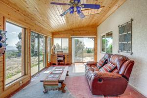 Χώρος καθιστικού στο Sunroom and Sauna! Mtn-View Prescott Valley Home