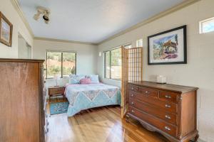 Pet-Friendly Mountaintop Retreat with Views and Sauna tesisinde bir odada yatak veya yataklar