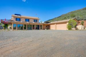 uma casa grande com uma entrada em frente em Pet-Friendly Mountaintop Retreat with Views and Sauna em Prescott Valley