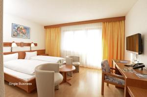 ein Hotelzimmer mit einem Bett und einem Schreibtisch in der Unterkunft Hotel Meierhof Self-Check-In in Triesen