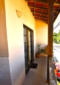 an open door to a building with a potted plant at Apto bem equipado, com 2 quartos acomoda até 6 pessoas confortavelmente in Ubatuba