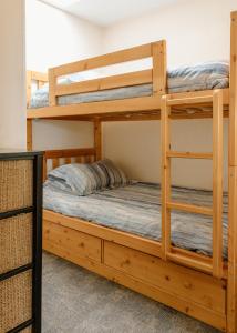 Zimmer mit Etagenbett und 2 Etagenbetten in der Unterkunft Beach Acres Resort in Parksville