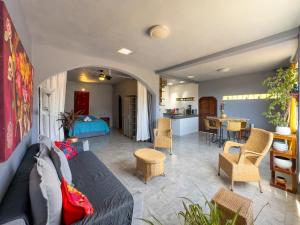 ein Wohnzimmer mit einem Sofa und einem Esszimmer in der Unterkunft Casa de Colores in Guanajuato