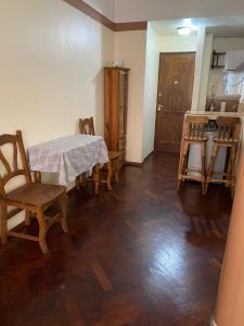 布宜諾斯艾利斯的住宿－Hermoso monoambiente，配有桌椅和厨房的房间