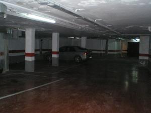 un garage con un'auto parcheggiata in esso di Apartamentos Turísticos Reyes Católicos a Saragozza