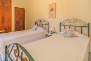 twee bedden in een kamer met twee tafels bij Vila Telo in Luz +27 foto's