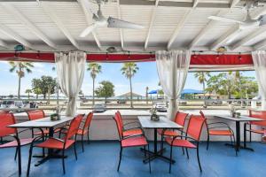 ein Restaurant mit Tischen und Stühlen und Meerblick in der Unterkunft Sea Breeze Manor Inn in St Petersburg