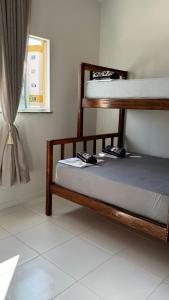 2 łóżka piętrowe w pokoju z oknem w obiekcie Cantinho de paz w mieście Santarém