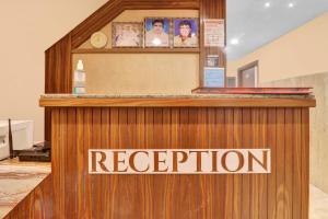 un mostrador de recepción con un cartel que diga recepción en Super Hotel O Sada Shiv Guest House, en Gorakhpur