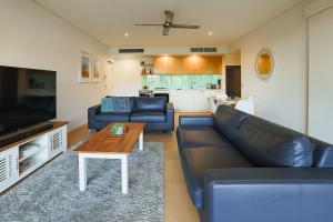 sala de estar con sofá y mesa de centro en Oceania at Darwin Waterfront en Darwin