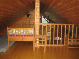 Habitación con 1 cama y 1 silla en una cabaña en Fjordhytte-38 bei Rosendal am Hardangerfjord, en Rosendal