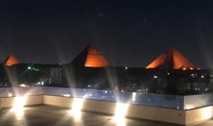 widok na budynek z piramidami w nocy w obiekcie Nine Pyramids View Hotel w Kairze