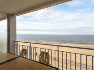 balcón con 2 sillas y vistas a la playa en Studio Arcachon, 1 pièce, 3 personnes - FR-1-319-44, en Arcachon