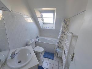 Kúpeľňa v ubytovaní Maison calme avec jardin, à 500m de la plage, proche commerces, bien équipée pour 4 personnes - FR-1-639-19 + 7 fotografií