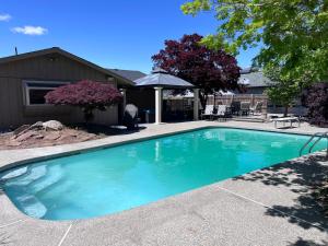 Bazén v ubytování East Wenatchee Oasis 4BR, Pool, Hot Tub, Loop Trail nebo v jeho okolí