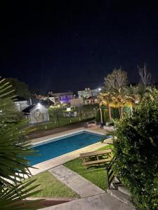 een zwembad in een tuin 's nachts bij Ayres de chajari in Chajarí